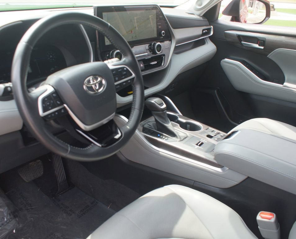 Used 2023 Toyota Highlander Limited FWD image 15