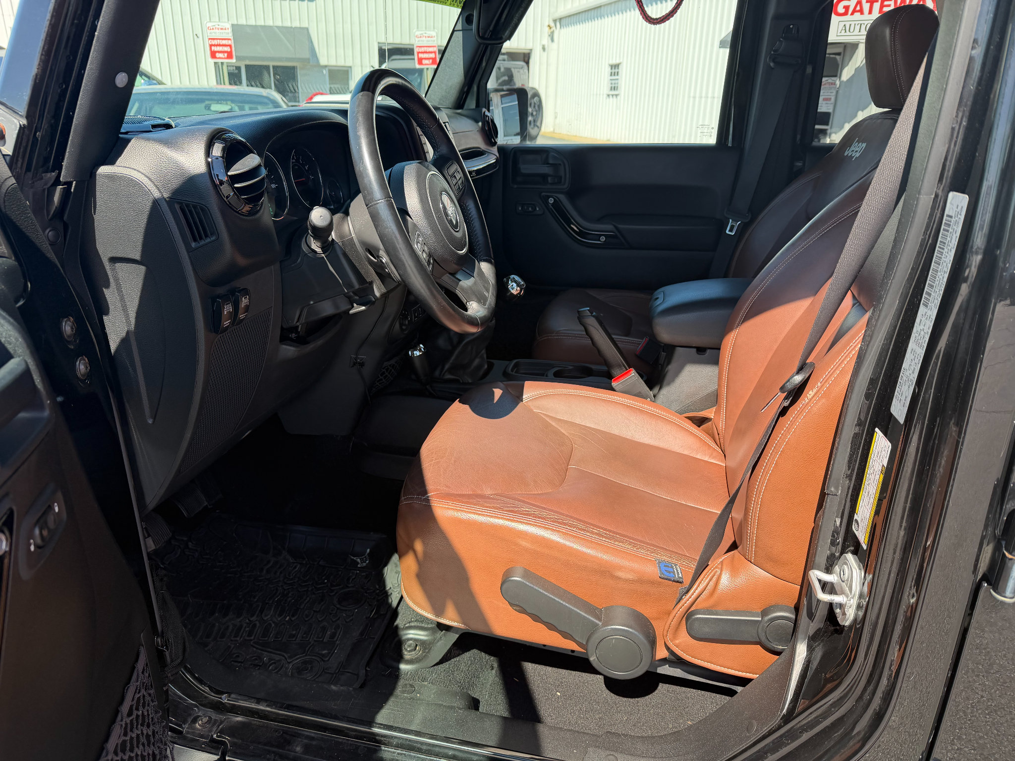 Used 2017 Jeep Wrangler Unlimited Sahara w/ Connectivity Group AWD/4WD image 5