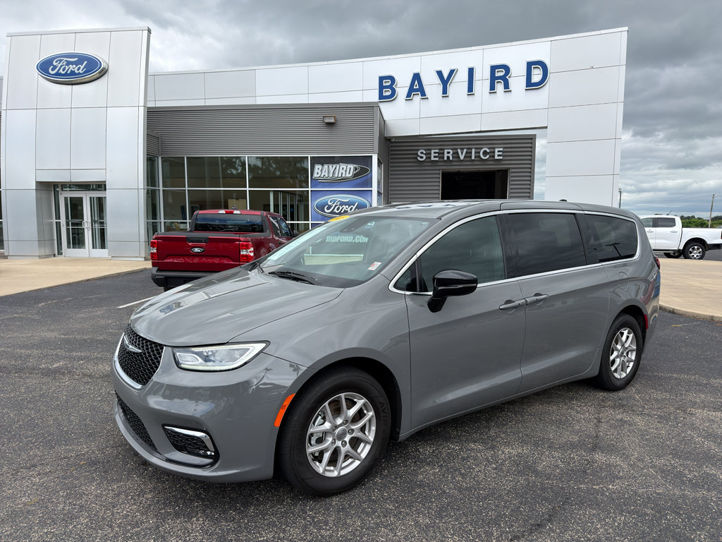 Used 2025 Chrysler Pacifica Select FWD image 1