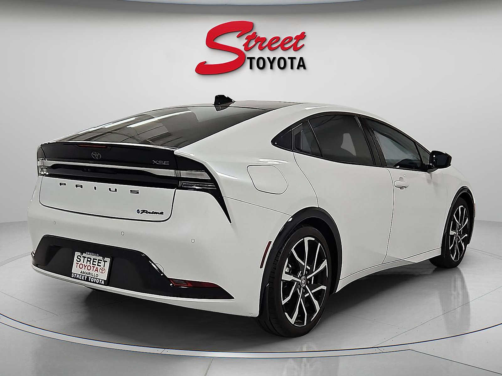 Used 2023 Toyota Prius Prime Premium FWD image 3