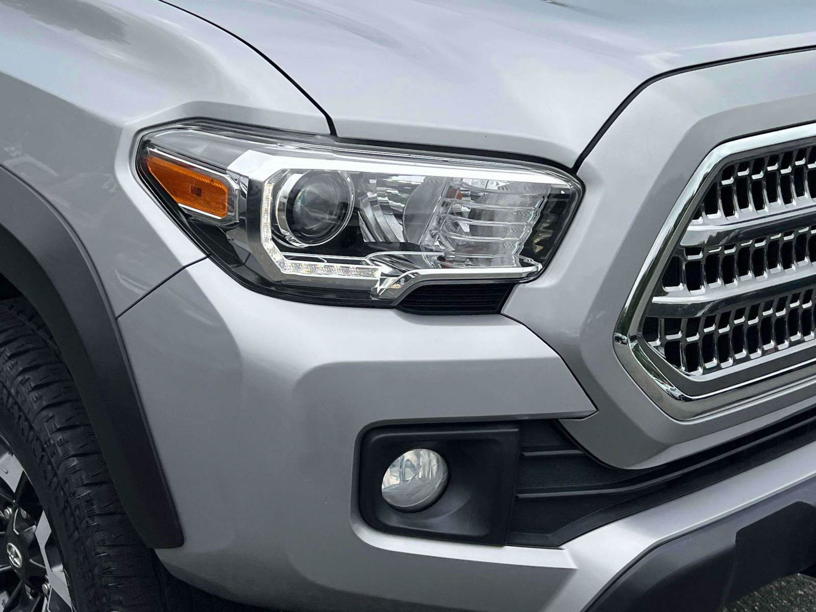 Used 2016 Toyota Tacoma TRD Off-Road w/ Premium & Technology Package AWD/4WD image 9