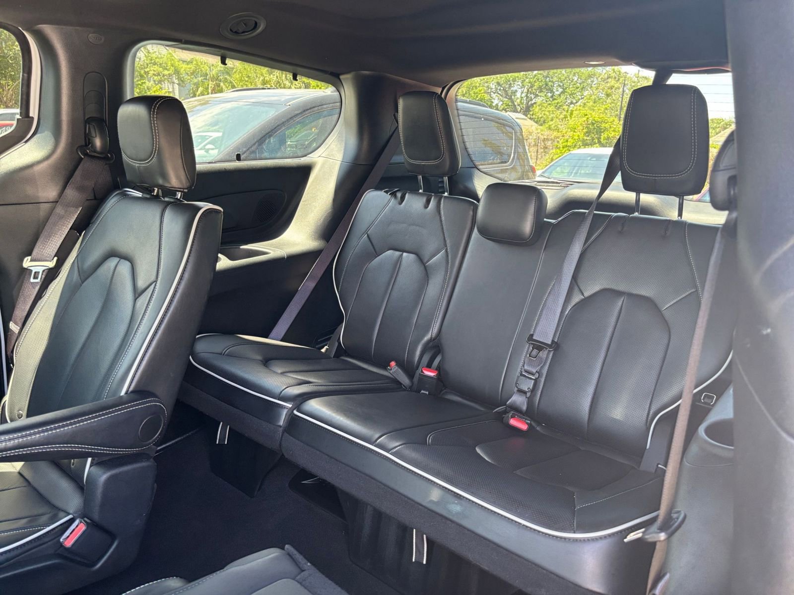 Used 2025 Chrysler Pacifica Limited FWD image 33