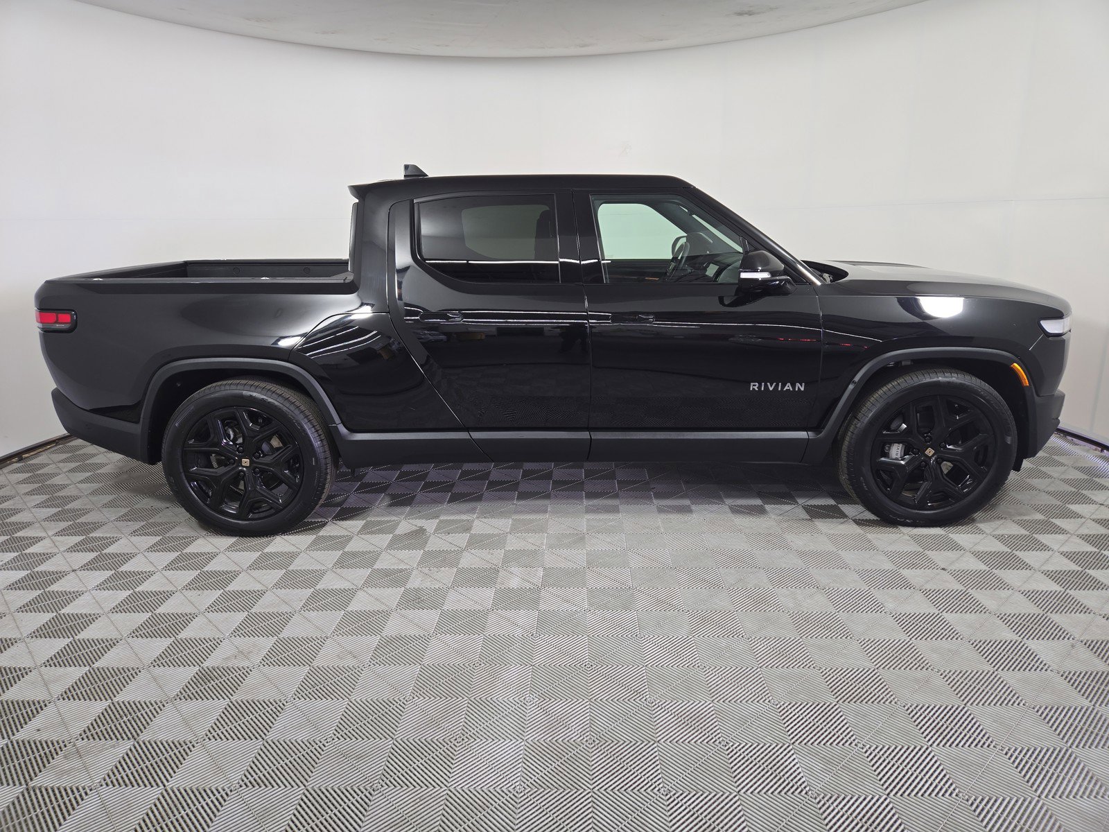 Used 2023 Rivian R1T Adventure image 6