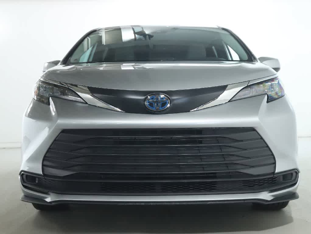 Used 2025 Toyota Sienna LE FWD image 5