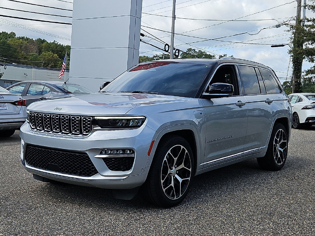 Used 2023 Jeep Grand Cherokee Summit AWD/4WD image 3