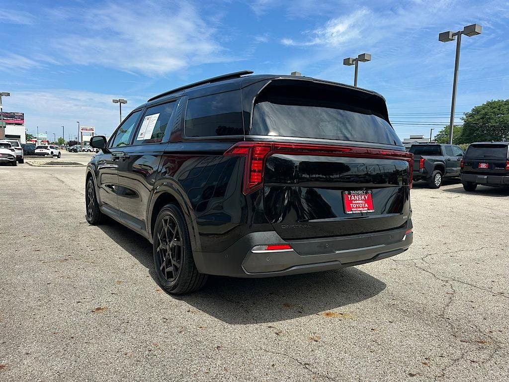 Used 2025 Kia Carnival SX w/ SX Dark Edition Package FWD image 3