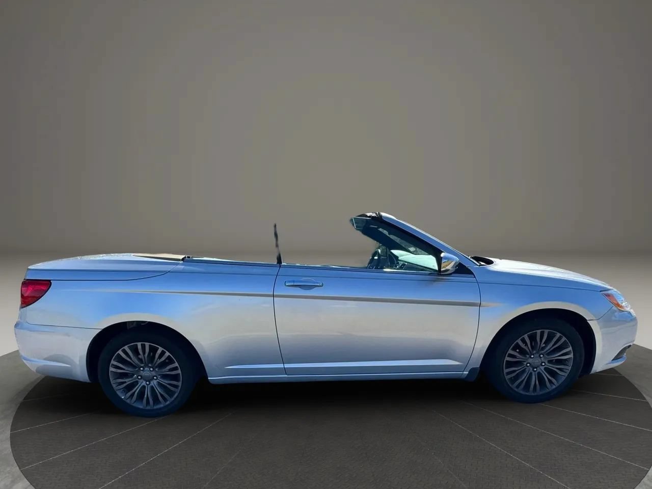 Used 2011 Chrysler 200 Limited FWD image 3