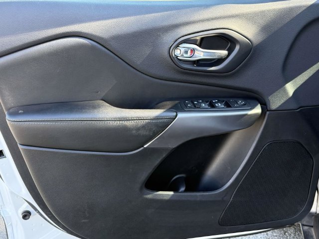 Used 2019 Jeep Cherokee Latitude Plus w/ Comfort/Convenience Group AWD/4WD image 18