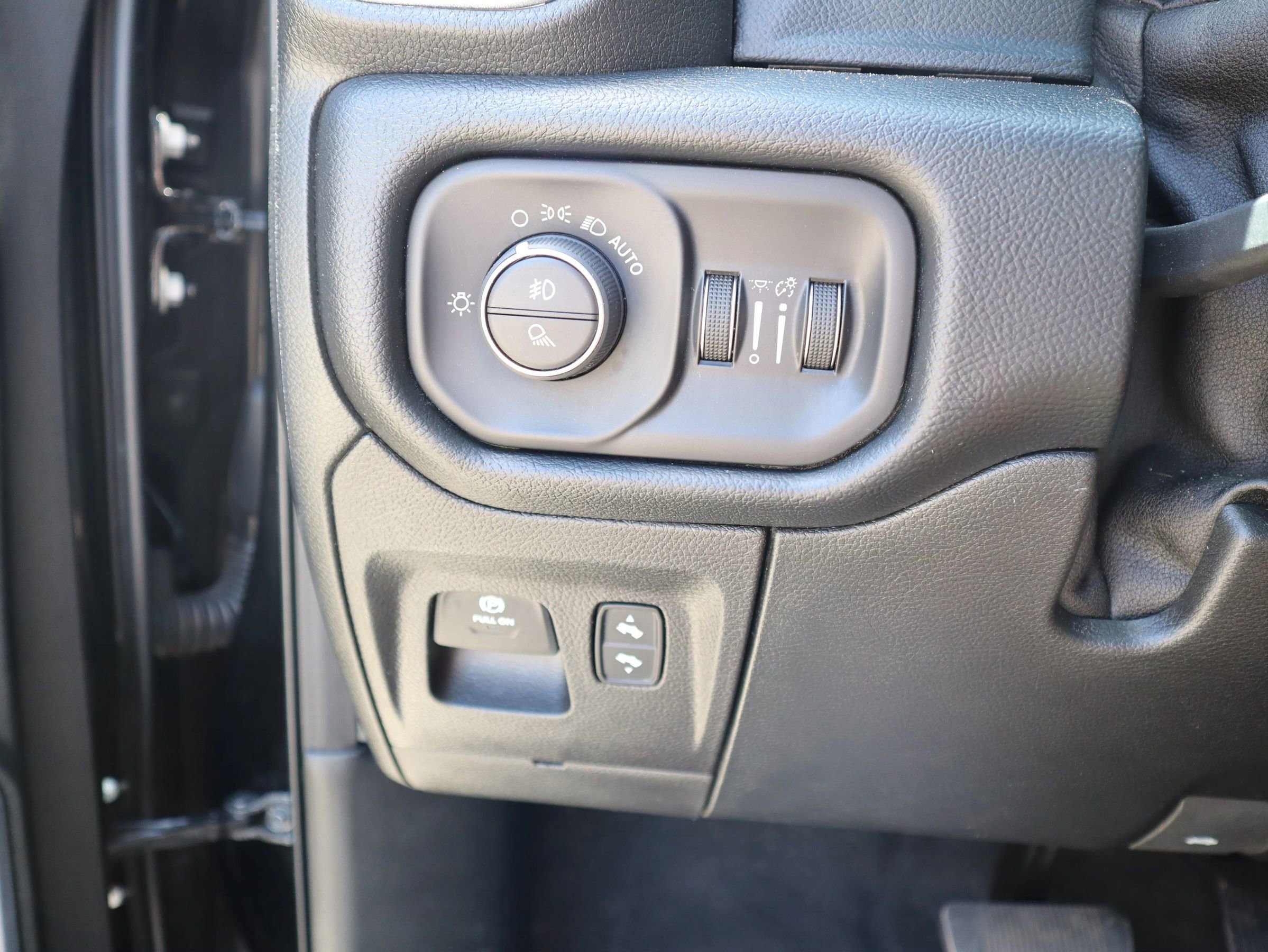 Used 2020 RAM 1500 Laramie image 23