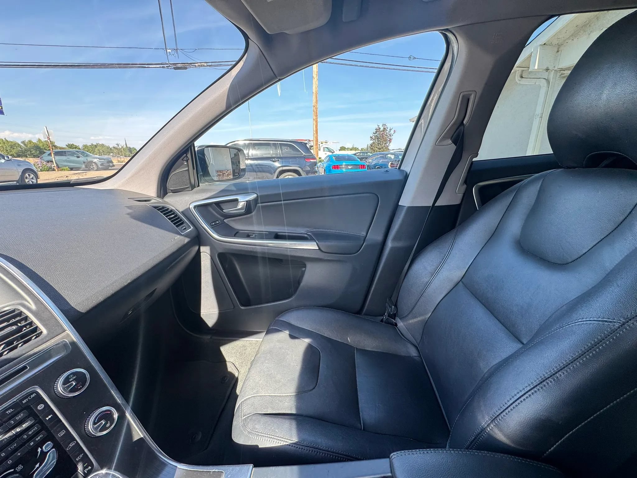 Used 2016 Volvo XC60 T5 Premier w/ Proximity Package FWD image 16