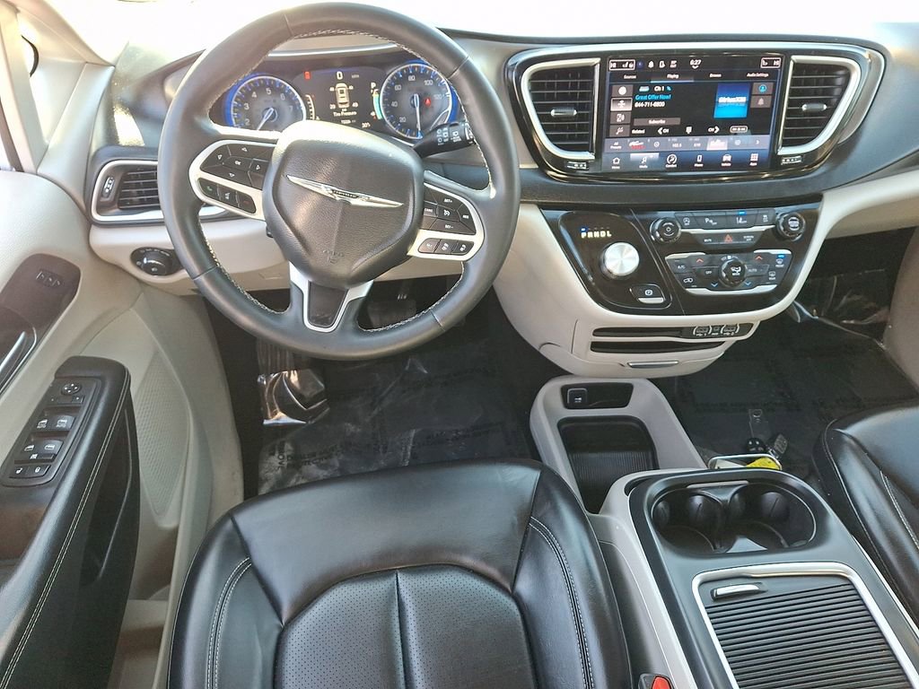 Used 2023 Chrysler Pacifica Touring-L image 14