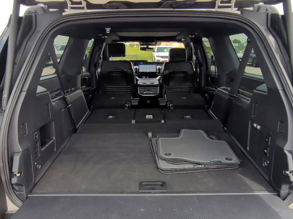 Used 2025 Ford Expedition Max Platinum w/ Stealth Appearance Package AWD/4WD image 46