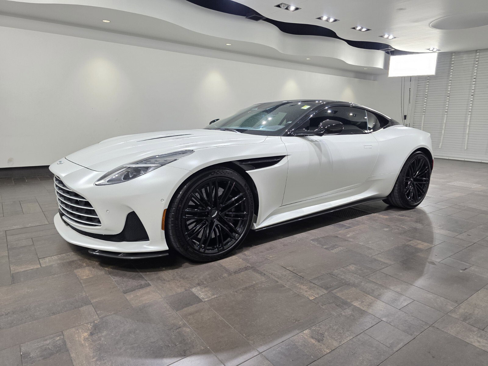 Used 2024 Aston Martin DB12 Coupe RWD image 26