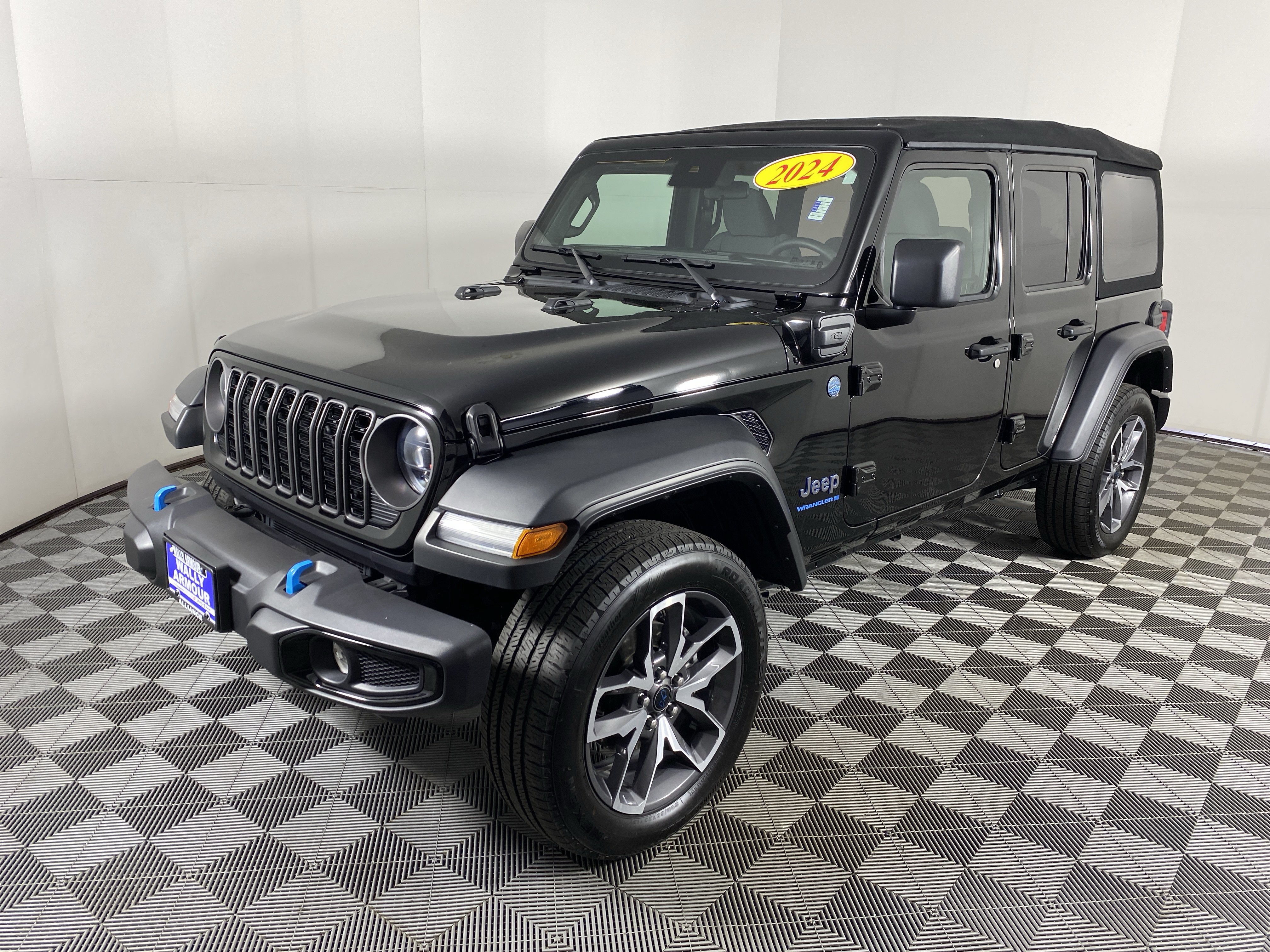 Used 2024 Jeep Wrangler Unlimited w/ Convenience Group AWD/4WD image 10