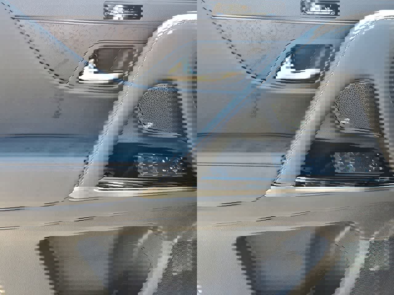 Used 2025 Lexus LX 600 4WD w/ Accessory Package (2T) image 16