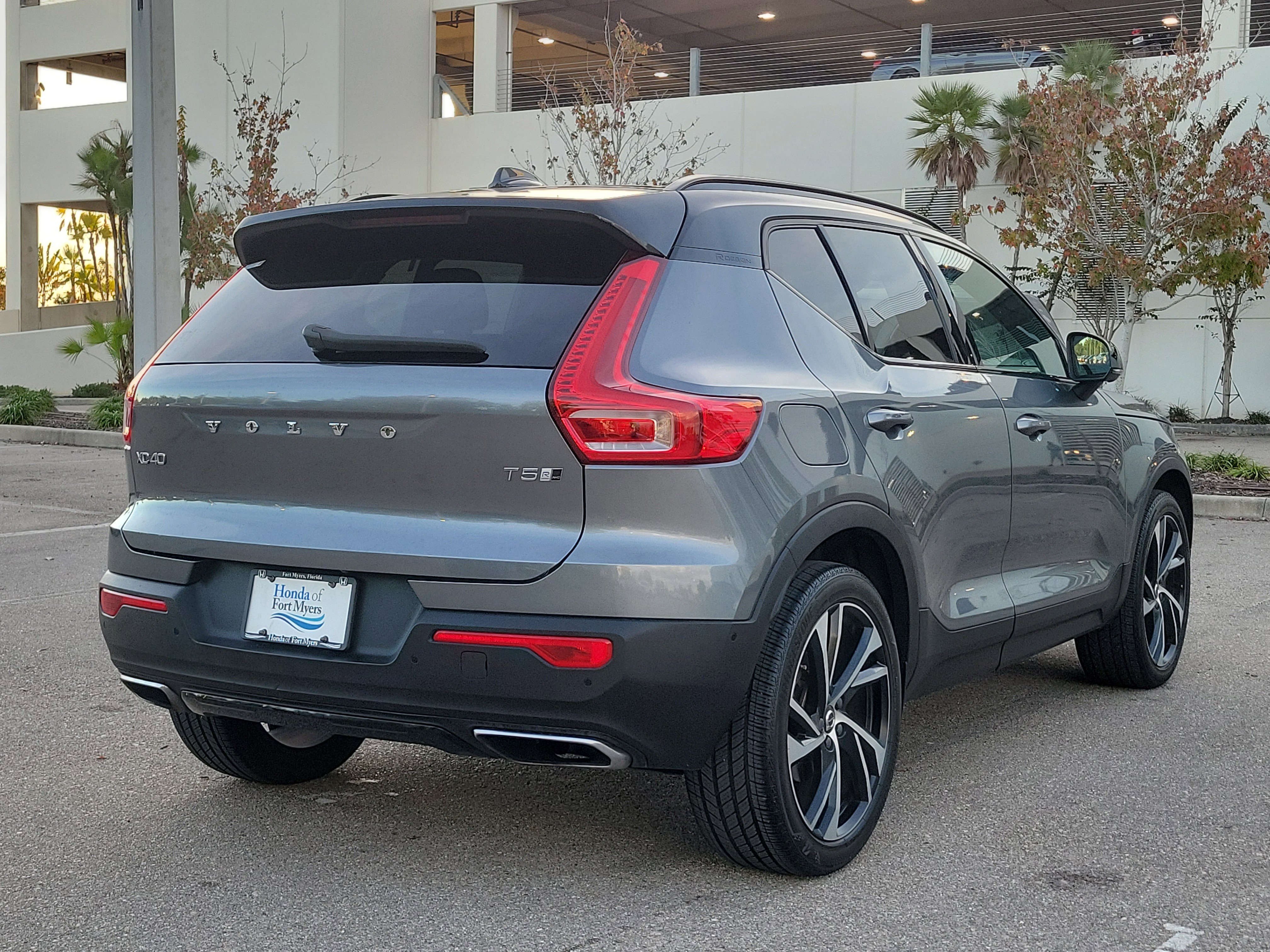 Used 2019 Volvo XC40 T5 R-Design image 4
