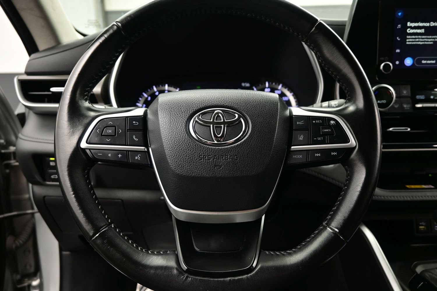 Used 2024 Toyota Highlander XLE AWD/4WD image 25
