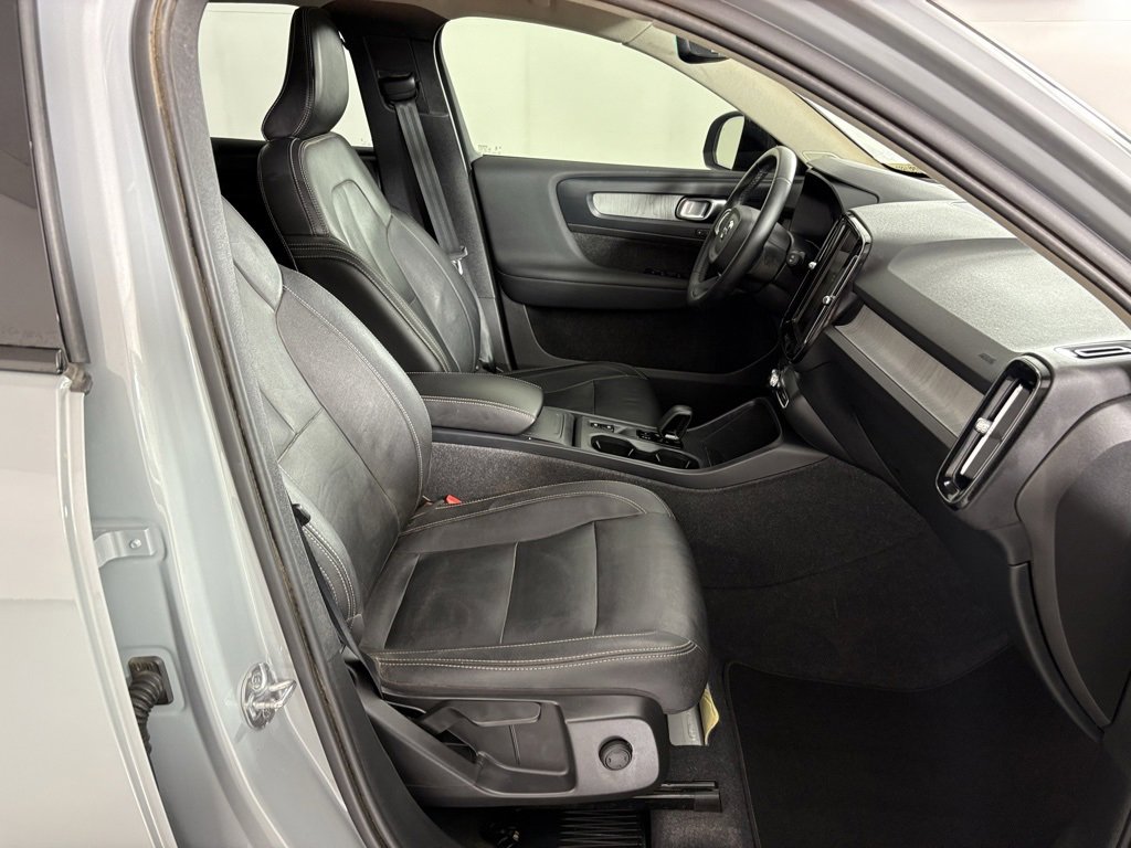 Used 2024 Volvo XC40 B5 Core image 40