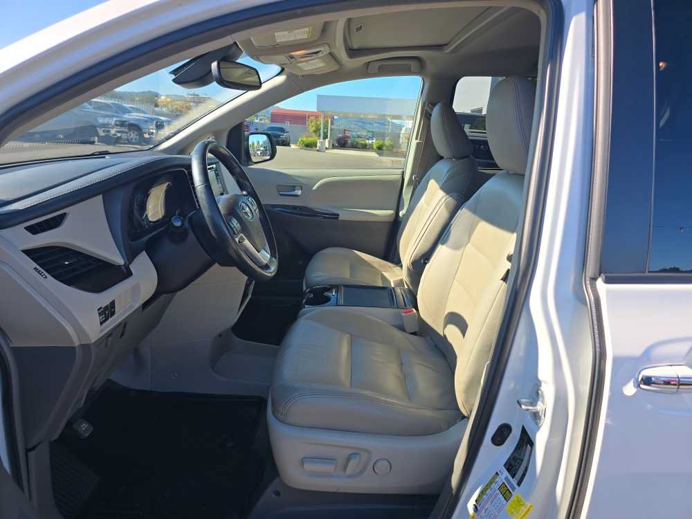 Used 2019 Toyota Sienna XLE w/ XLE Navigation Package AWD/4WD image 9