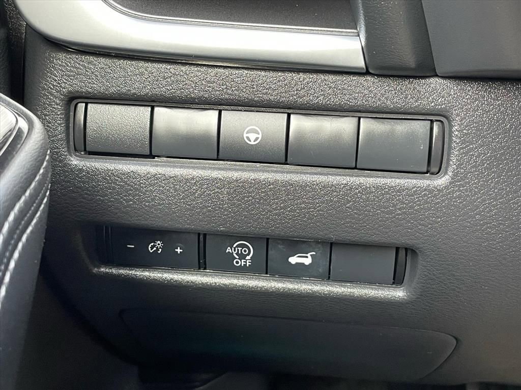 Used 2025 Nissan Rogue SV image 17