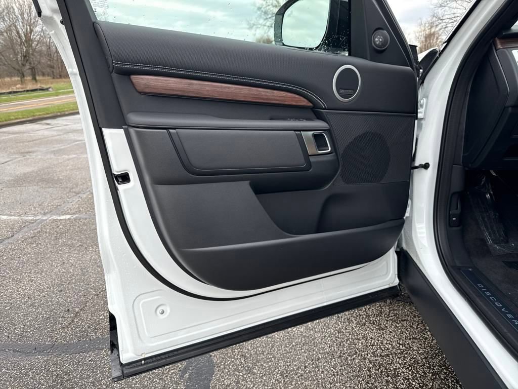 Used 2025 Land Rover Discovery Dynamic SE image 12