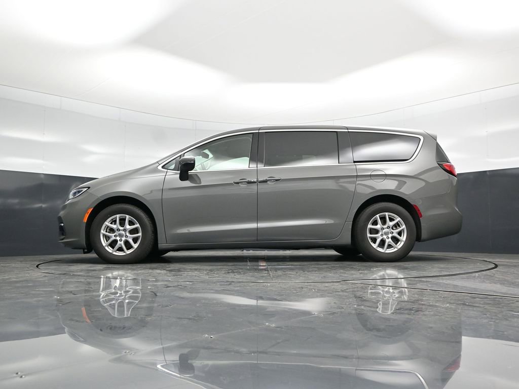 Used 2023 Chrysler Pacifica Touring-L image 53