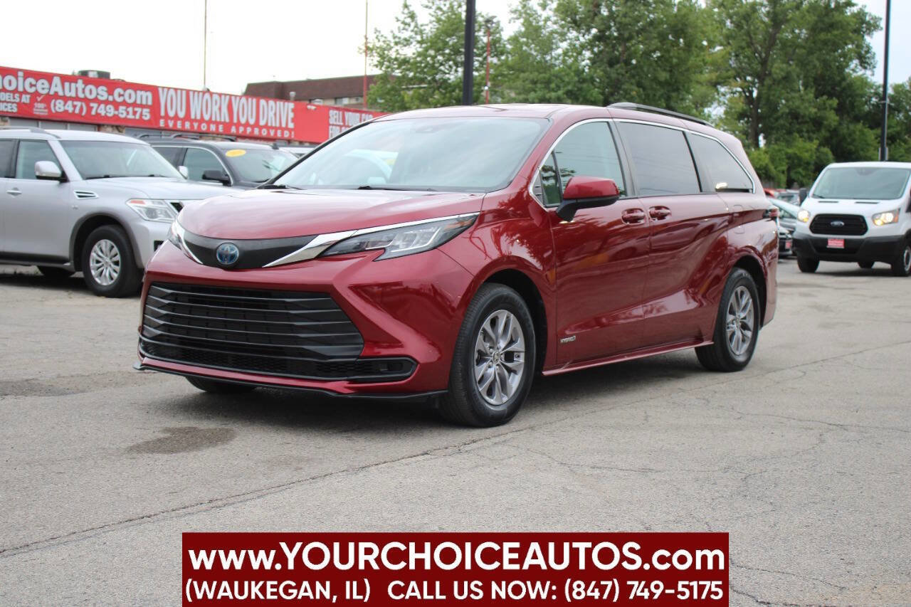 Used 2021 Toyota Sienna LE image 1