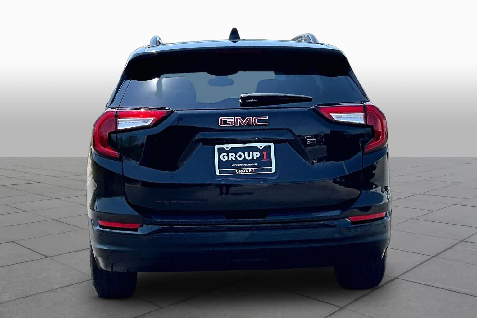 Used 2024 GMC Terrain SLE w/ Driver Convenience Package FWD image 8