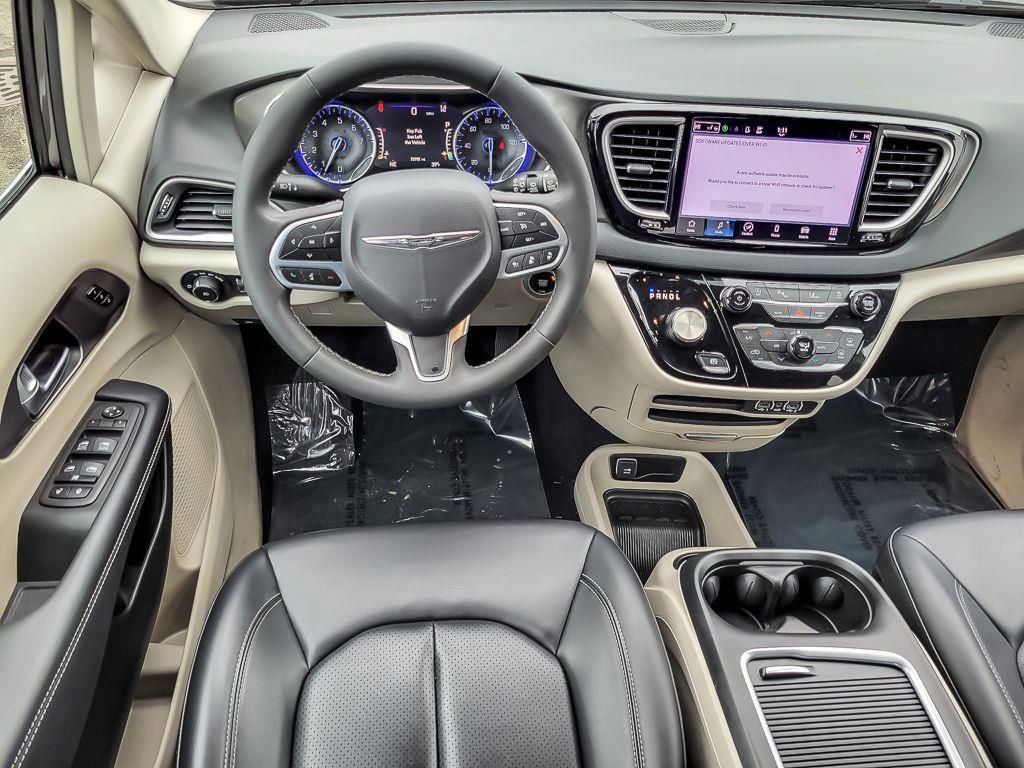 Used 2023 Chrysler Pacifica Touring-L image 12