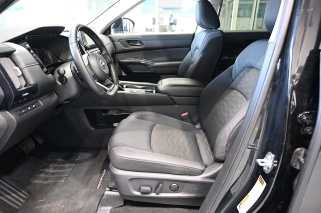 Used 2025 Nissan Pathfinder SV image 9