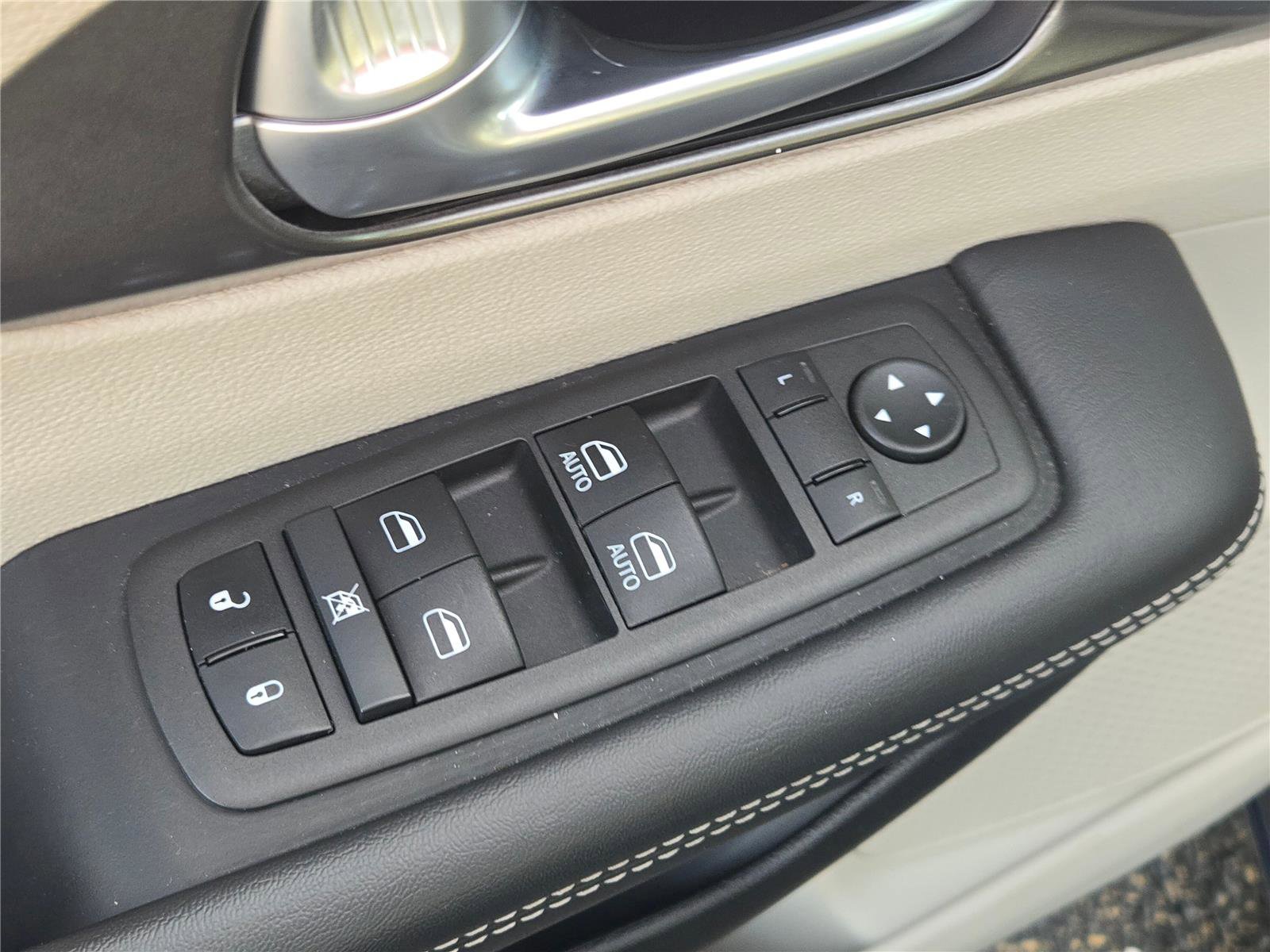 Certified 2024 Chrysler Pacifica Select image 24