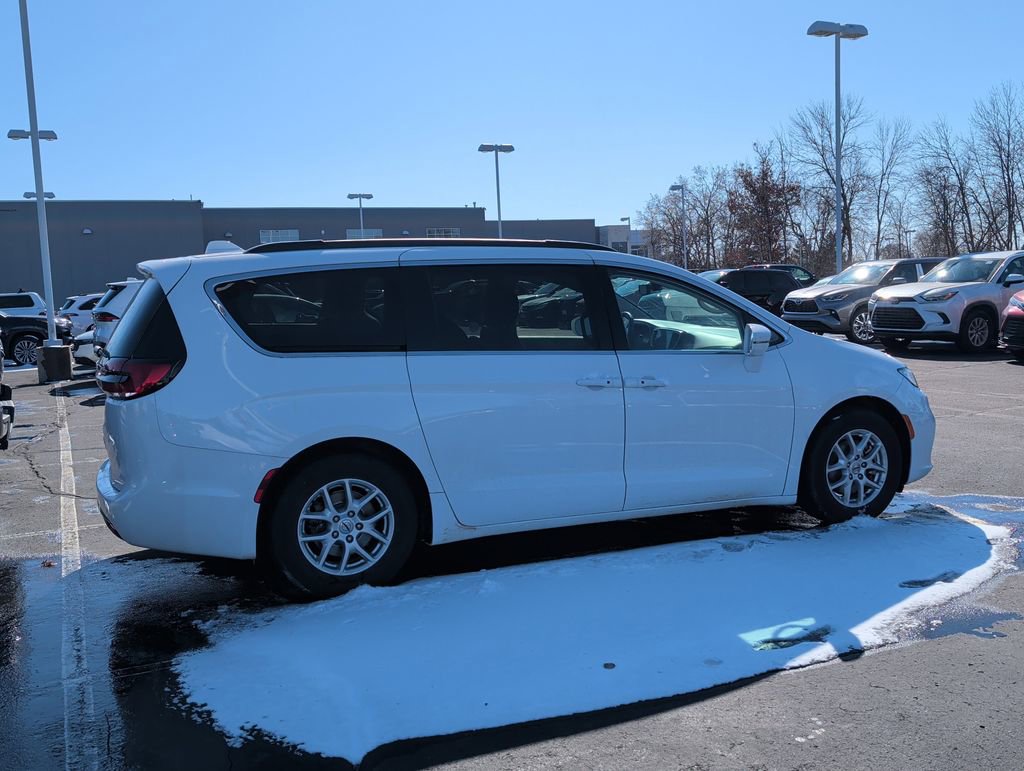 Used 2022 Chrysler Pacifica Touring-L image 4