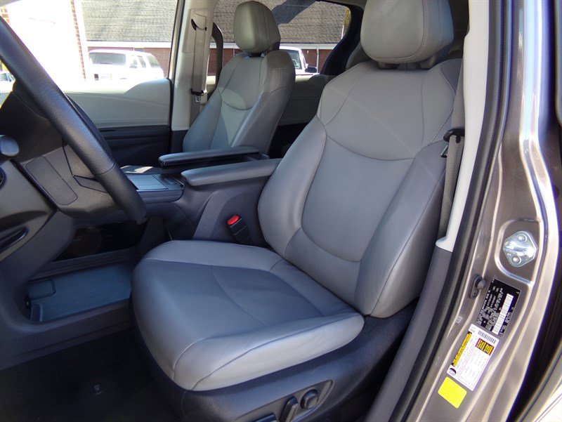 Used 2022 Toyota Sienna XLE image 5