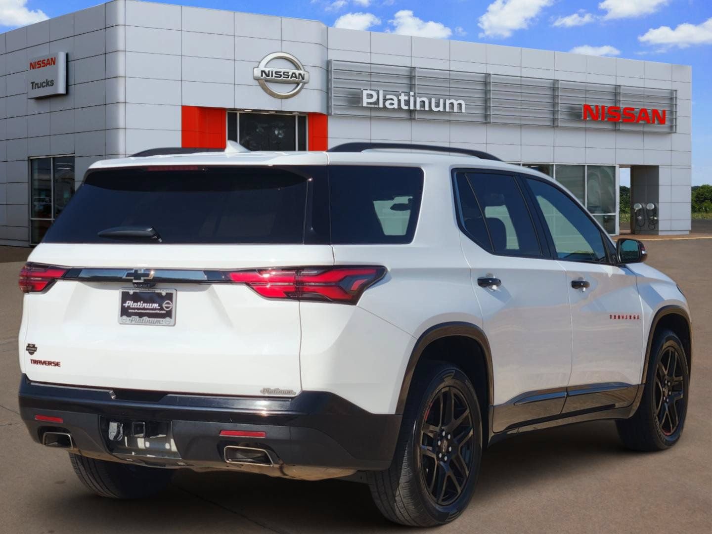 Used 2023 Chevrolet Traverse Premier w/ Redline Edition FWD image 4