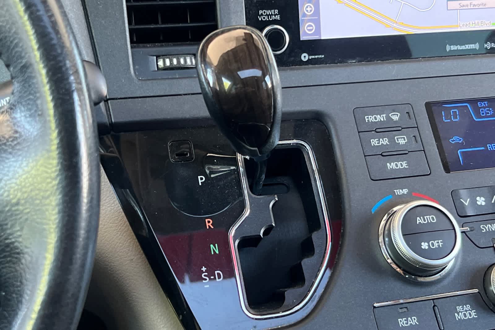 Used 2018 Toyota Sienna XLE w/ XLE Navigation Package FWD image 25