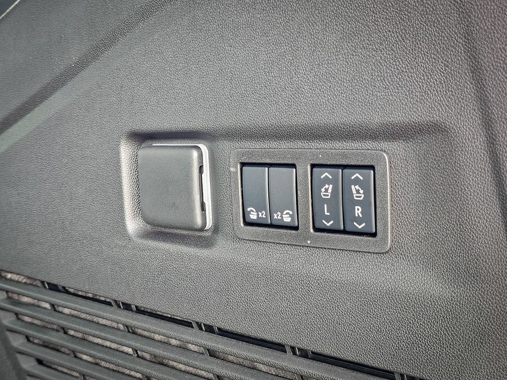 New 2026 GMC Yukon XL AT4 w/ AT4 Premium Plus Package AWD/4WD image 41