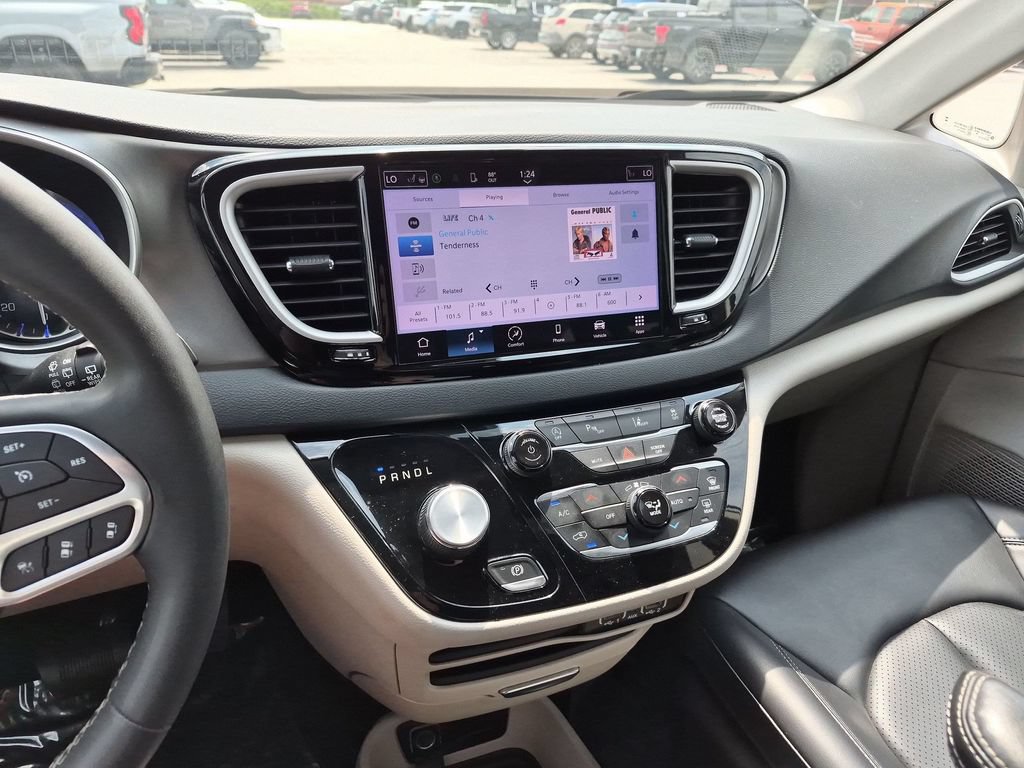 Used 2023 Chrysler Pacifica Touring-L FWD image 23
