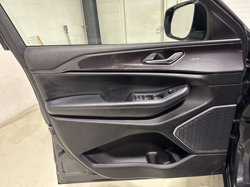 Used 2022 Jeep Grand Cherokee L Laredo image 11