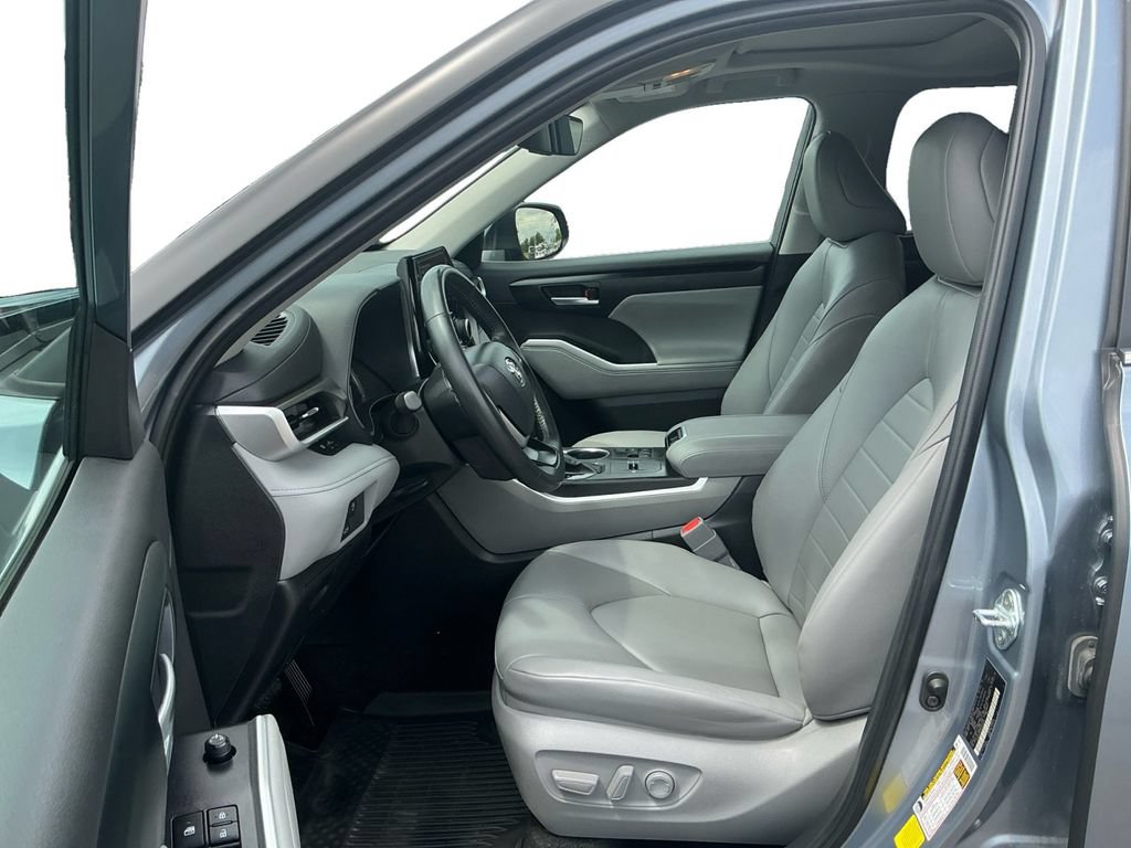 Used 2024 Toyota Highlander XLE FWD image 14