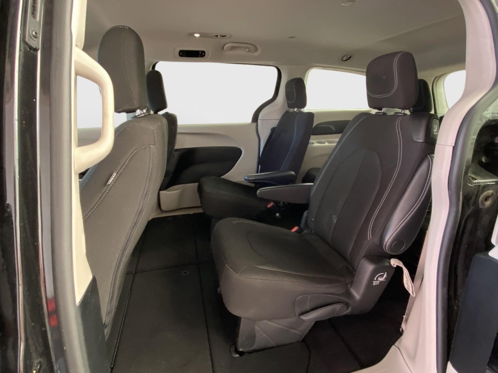 Used 2022 Chrysler Voyager LX FWD image 17
