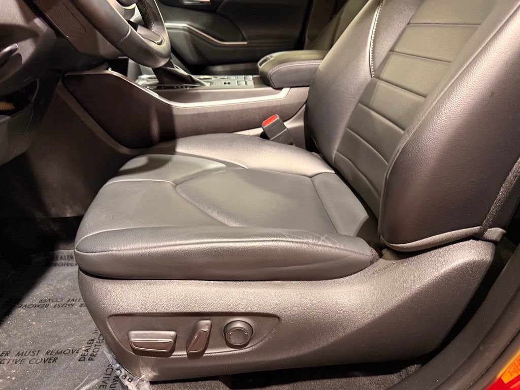 Used 2022 Toyota Highlander XLE AWD/4WD image 14
