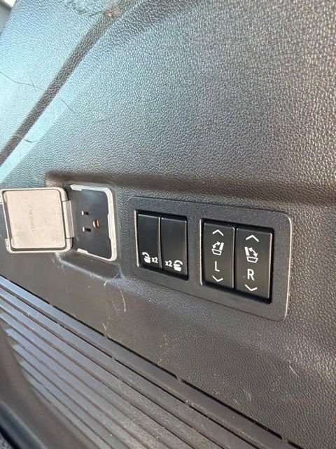 Used 2021 Chevrolet Tahoe Z71 w/ Luxury Package AWD/4WD image 31