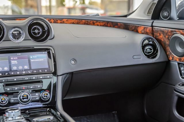 Used 2018 Jaguar XJ R-Sport RWD image 35