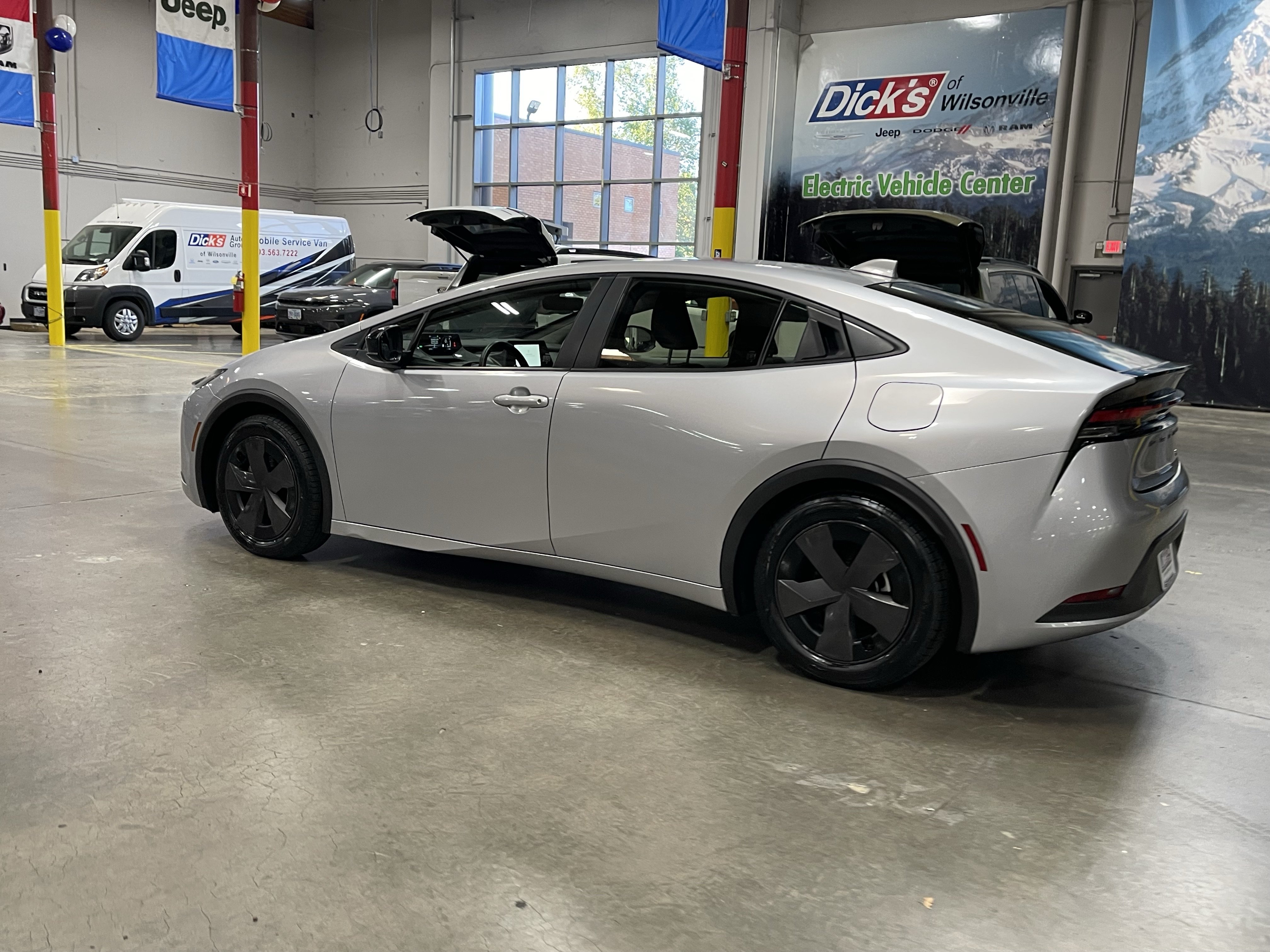 Used 2025 Toyota Prius LE FWD image 3