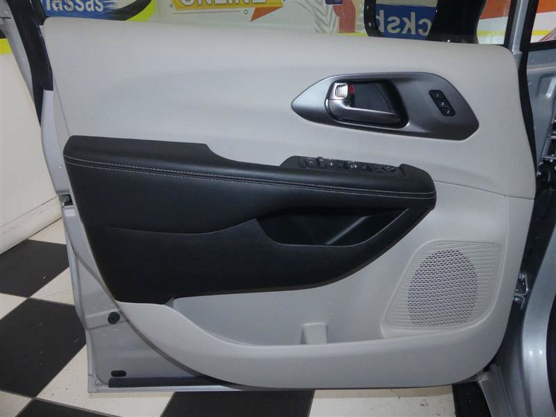 Used 2024 Chrysler Pacifica Touring-L FWD image 27