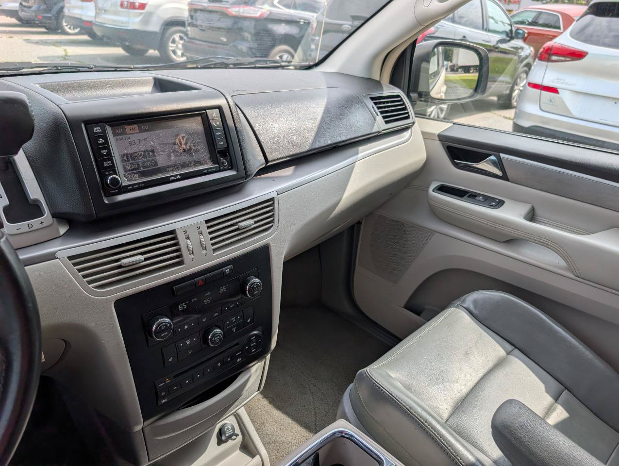 Used 2010 Volkswagen Routan SEL FWD image 24