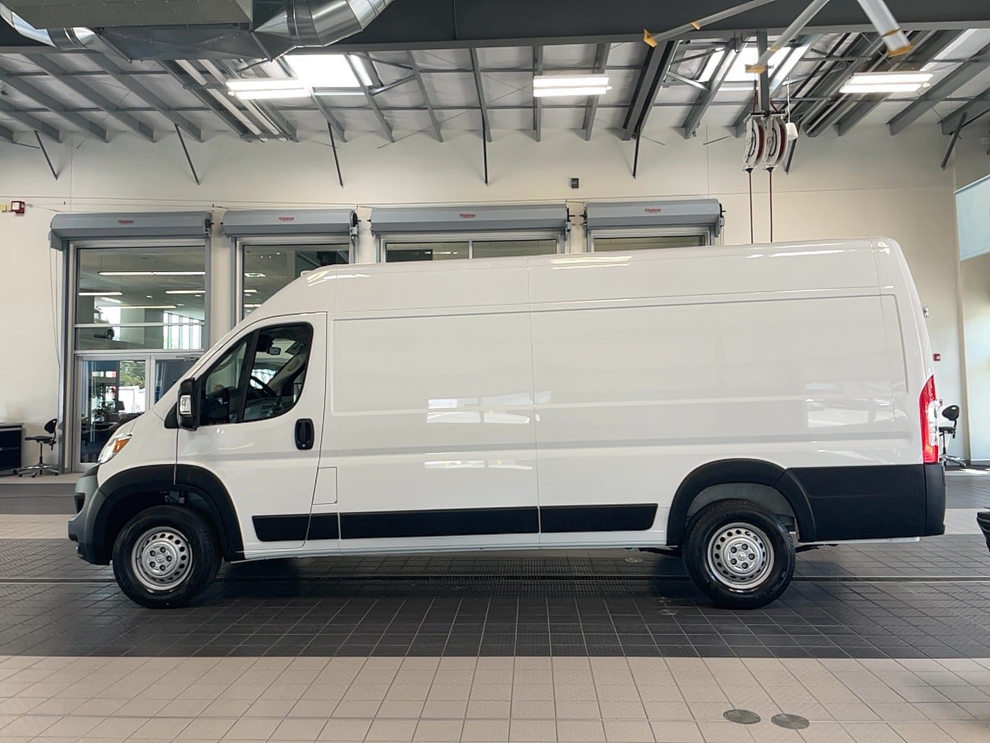Used 2025 RAM ProMaster 3500 w/ Safety Group FWD image 4