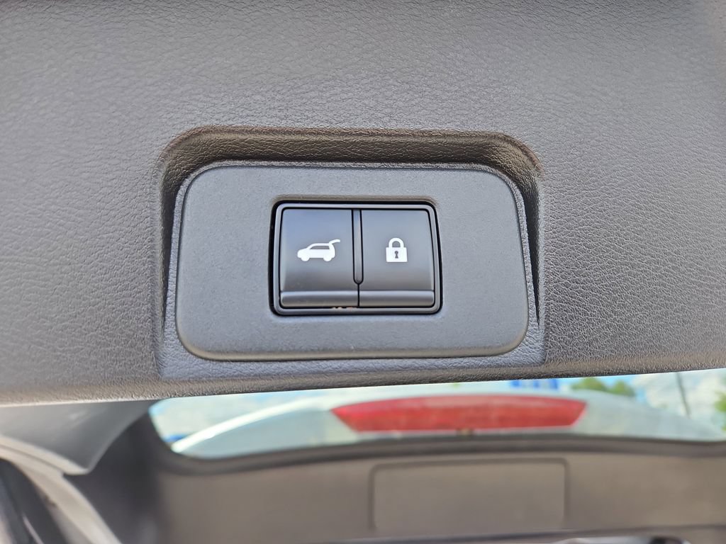 Used 2025 Nissan Rogue SV AWD/4WD image 19