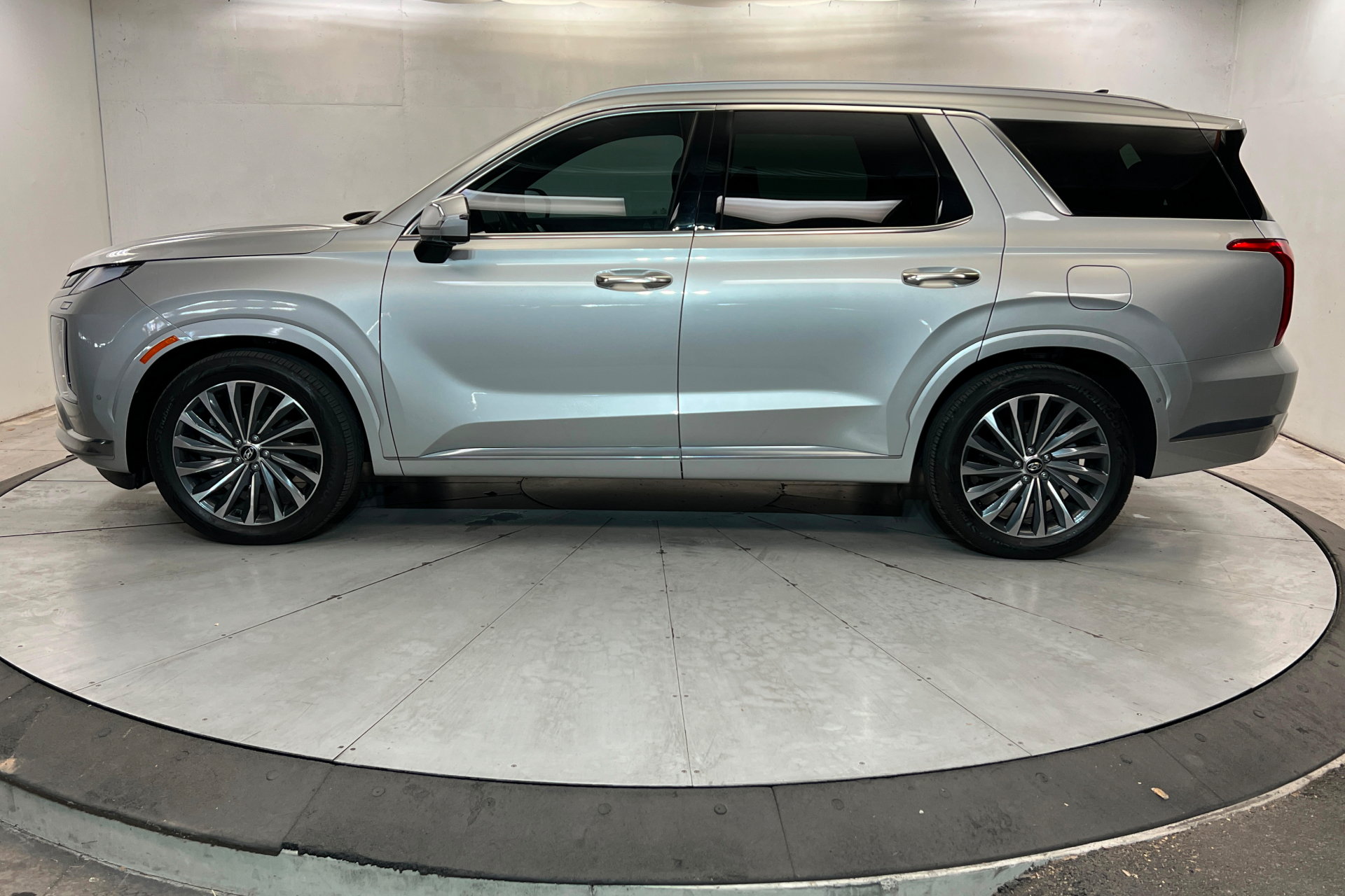 Used 2024 Hyundai Palisade Calligraphy AWD/4WD image 2