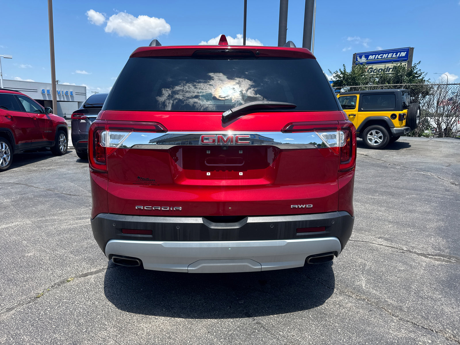 Used 2023 GMC Acadia SLE w/ Driver Convenience Package image 4